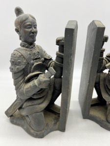 lot 506 image: Vintage Terracotta Chinese Warriors Bookends & Small Ginger Jar