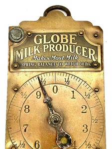 lot 166 image: Vintage lot of Antique Collectable Brass Face CERTIFIED DICKINSONS GLOBE MILK - PRODUCER MAKES MOST MILK SPRING BALANCE TO WEIGH 30LBS Hanging Scale