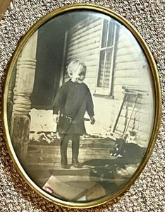 lot 222 image: Antique Vintage Victorian Style Oval Frame with Bubble Glass and Vintage Cabinet Photos