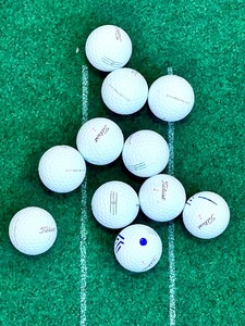 lot 235 image: Indoor Golf Putting Green with TITLEIST Golf Balls and accessory Practice Putting Club