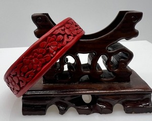 lot 286 image: Vintage Asian Cinnabar Bracelet with Wooden Stand