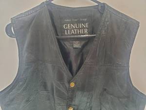 lot 413 image: Vtg Italian Stone Design Mens Black Leather Vest