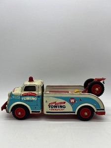 lot 525 image: Vintage WYANDOTTE Radio Dispatched Towing Service Truck - Pressed Steel