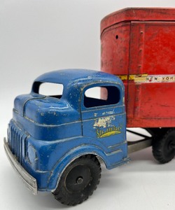 lot 532 image: Vintage STRUCTO TRANSPORT Truck