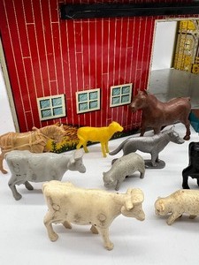 lot 533 image: Vintage Tin Litho SUNNYFIELD FARMS Barn with Silo and Livestock Figures