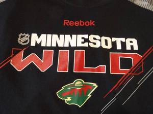 lot 432 image: NHL Reebok Center Ice Collection PlayDry Crew Mens Shirt XL