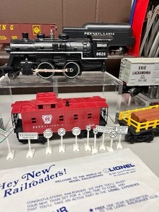 lot 607 image: Vintage LIONEL - CANNONBALL EXPRESS Train Set and Accessories
