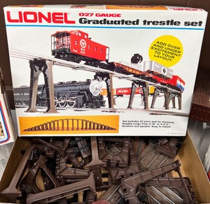 lot 609 image: Vintage LIONEL Train Accessories and Bonus