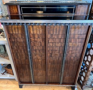 lot 37 image: Vintage Dental Cabinet with 24 Drawers, 2 Wells & Pop Up Compartment