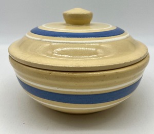 lot 477 image: Vintage WATT POTTERY - Blue Stripe Covered Casserole Dish