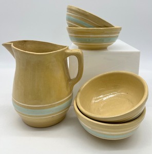 lot 478 image: Vintage WATT POTTERY - Light Blue Stripe Pitcher and 4 Bowls
