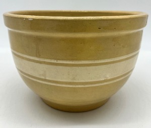 lot 479 image: Vintage WATT POTTERY - White Stripe Mixing Bowl