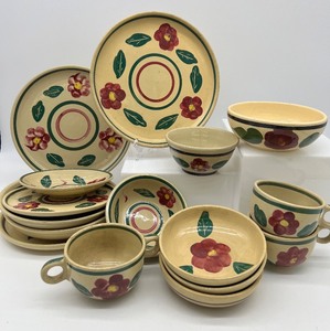 lot 485 image: Vintage WATT POTTERY - Rio Rose - Assorted Pieces