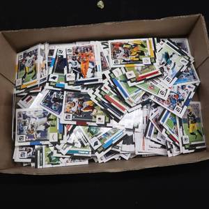 FOOTBALL CARDSHUGE LOT