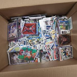 FOOTBALL CARDSHUGE LOT