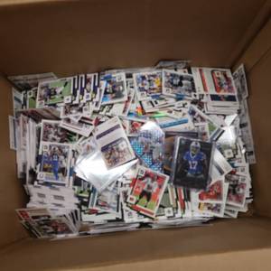 FOOTBALL CARDSHUGE LOT