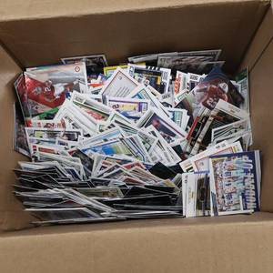 FOOTBALL CARDSHUGE LOT