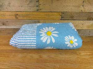 lot 53 image: 90 x 90 Baby Blue Daisy Pattern Quilt