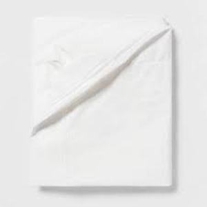 lot 84 image: Waterproof Zippered Mattress Protector - Room Essentials