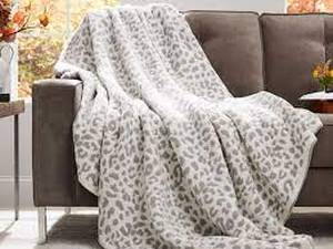 lot 118 image: Members Mark Animal Print Cozy Knit Throw, Snow Leopard Ivory Gray, 60 x 70