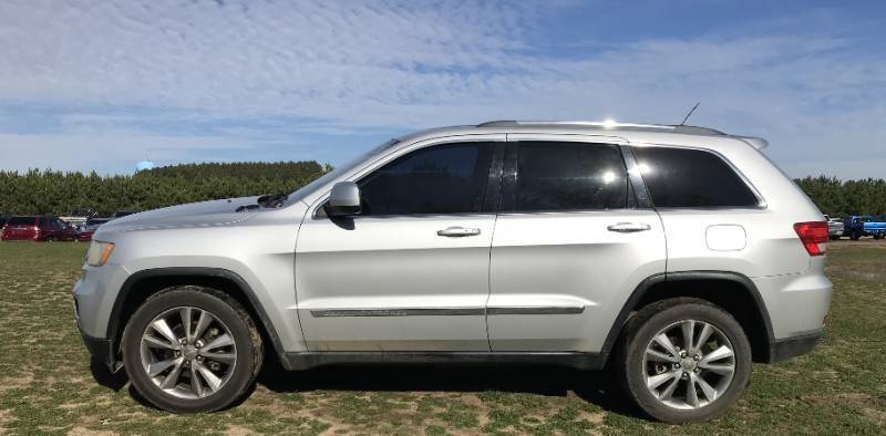 lot 10 image: 2013 Jeep Grand Cherokee Laredo 4x4