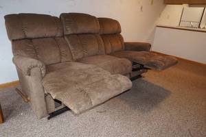 lot 4 image: Lazy Boy couch