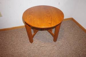 lot 7 image: End Table