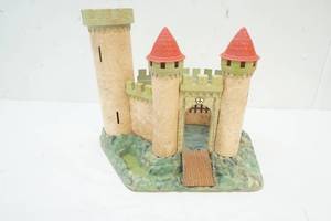 lot 15 image: Vintage Marx miniature knights castle