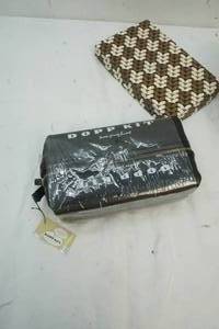 lot 23 image: Vintage Dopp kit