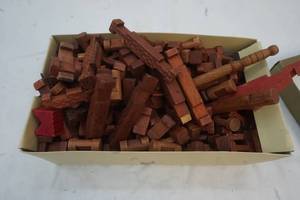 lot 24 image: Vintage Lincoln logs