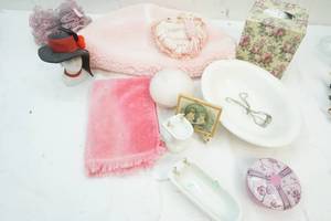 lot 29 image: Bathroom decor
