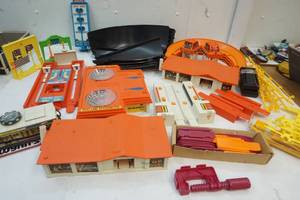 lot 56 image: vintage Hot wheel track system