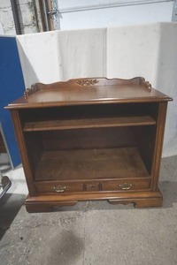 lot 258 image: Wooden Buffet Servier on wheels 36x21x34