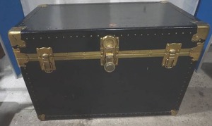 lot 262 image: Vintage Genuine National Valanzised Trunk