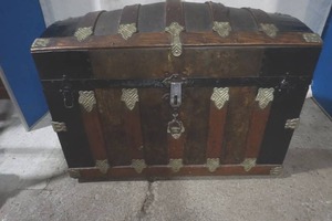 lot 263 image: Vintage Wooden Traveling Trunk