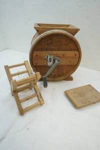 lot 272 image: Vintage 3 gal New Style White Cedar Cylinder Churn