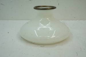 lot 118 image: Vintage Glass Lamp Shade