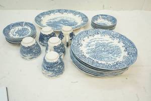 lot 86 image: Vintage Dining Set