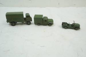 lot 157 image: Dinky Toys Army Trucks