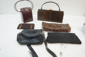 lot 180 image: Variety of Vintage Purses