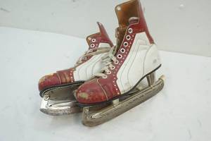 lot 189 image: Canadian Flyers Ice Skates Bobby Orr