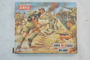 lot 171 image: Vintage Airfix 8th Army Plastic Figures