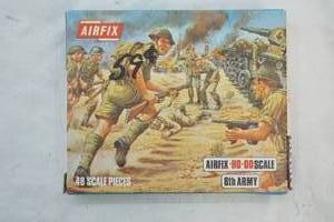 lot 168 image: Vintage Airfix 8th Army Plastic Figures