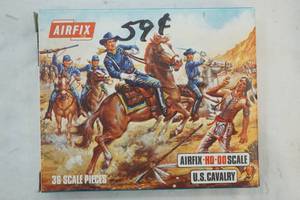lot 165 image: Vintage Airfix U.S. Cavalry Plastic Figures