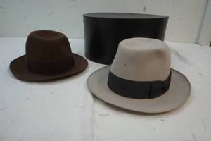 lot 103 image: Oprimo hat box with 2 hats