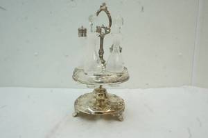lot 88 image: Vintage Silver Plated Reed & Barton Cruet