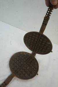 lot 303 image: Vintage Waffle Iron