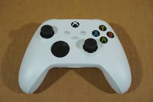 lot 14 image: Microsoft XBOX Controller -White