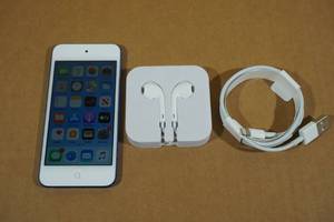 lot 17 image: Apple iPod Touch 7th Generation 32GB