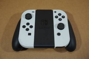 lot 18 image: Nintendo Switch Joy-Cons with Comfort Grip -White